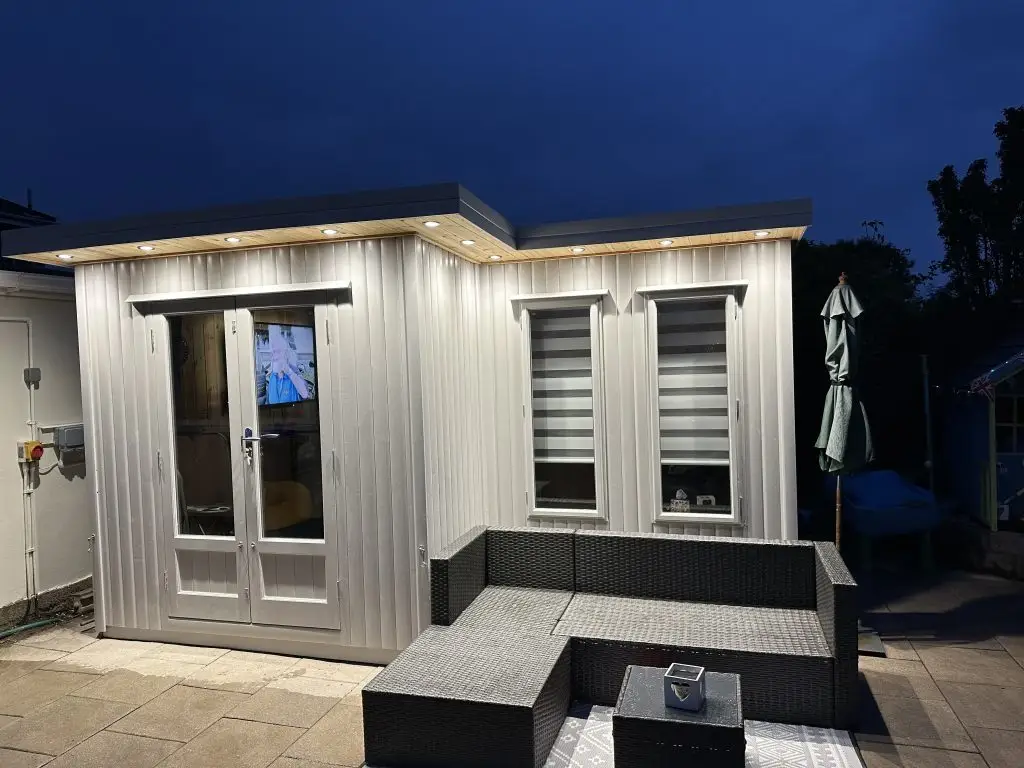 BESPOKE GARDEN ROOM MADE IN AN L SHAPE FULLY LINED AND INSULATED / WITH A PAINTED EXTERIOR