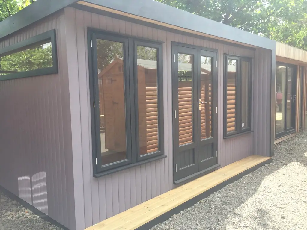 CONTEMPORARY SUMMERHOUSE IN TWO COLOURS BY LANCASHIRE SUMMERHOUSES