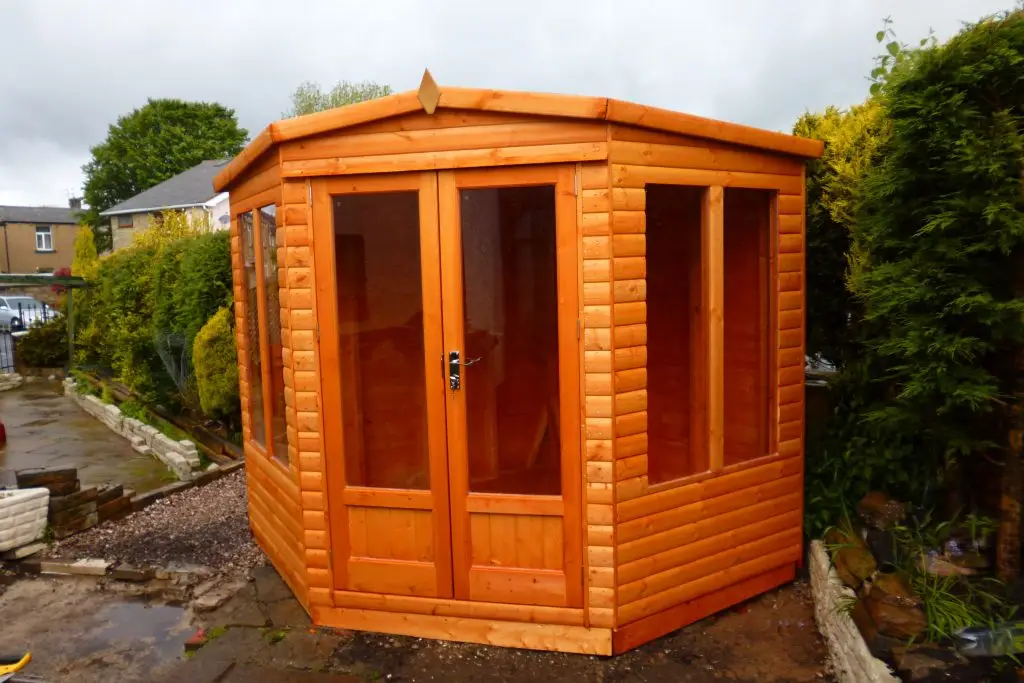 LANCASHIRE SUMMERHOUSES -APEX CORNER SUMMERHOUSE HEAVY DUTY MADE TO WITHSTAND LANCASHIRE WET WEATHER