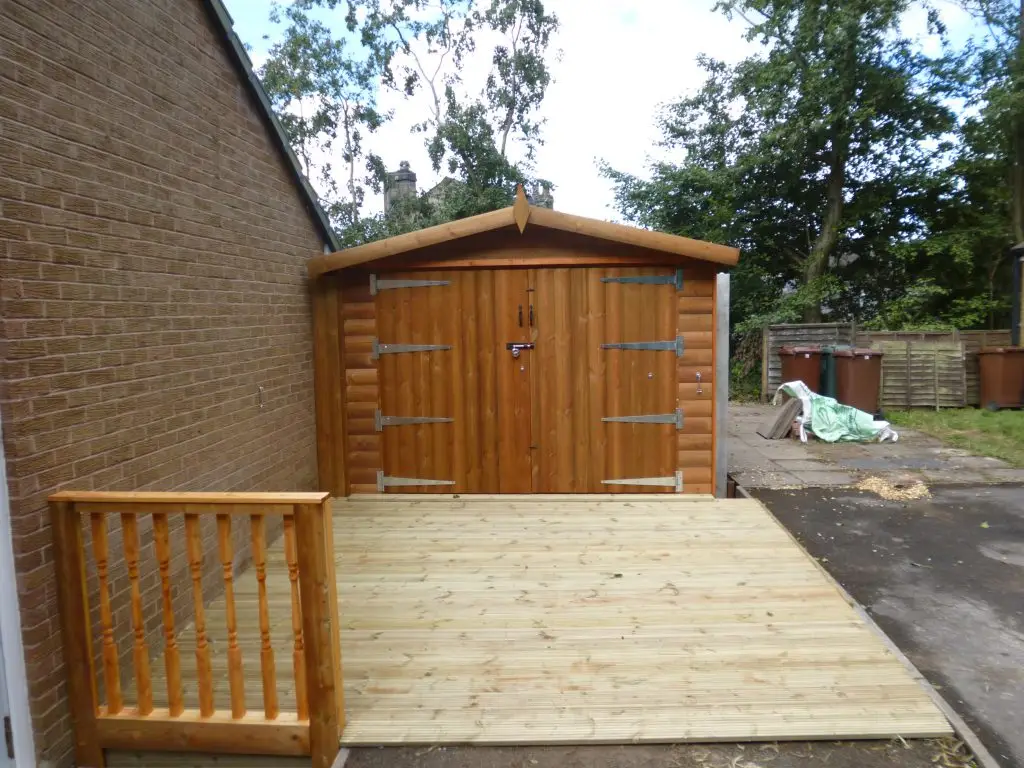 THIS IS AN EXTRA HEAVY DUTY TIMBER GARAGE MADE FROM EX 38MM LOG SIDES